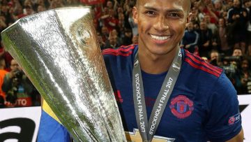 antonio-valencia-con-copa-uefa-e1495808869479-1024×829