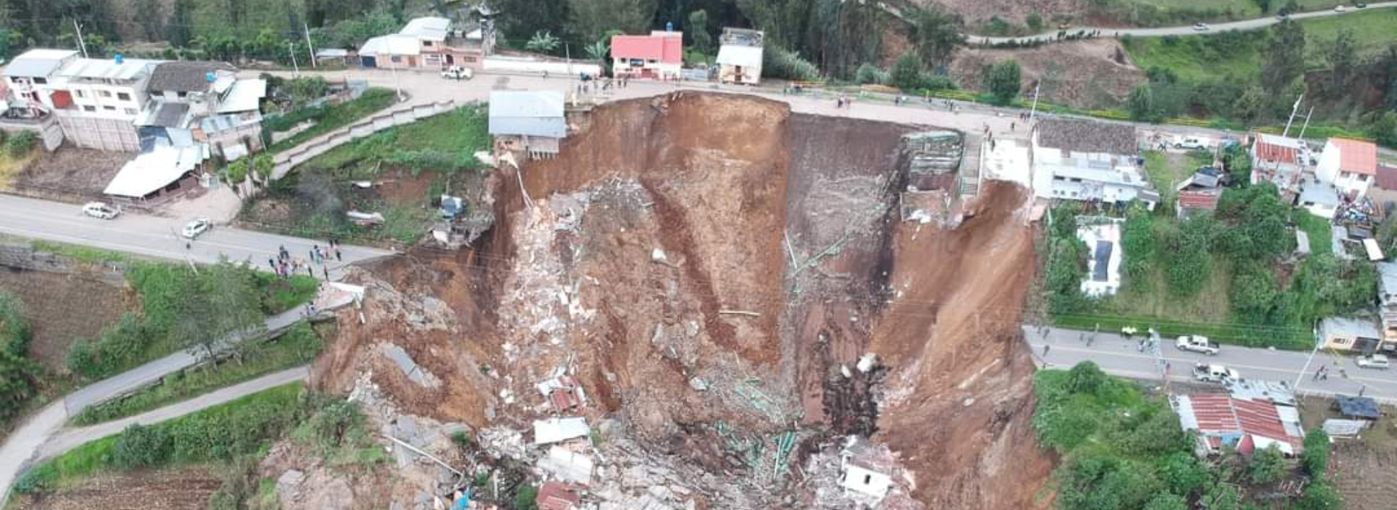 Vista aérea del socavón en Chimbo, provincia de Bolívar, el 22 de diciembre de 2021.