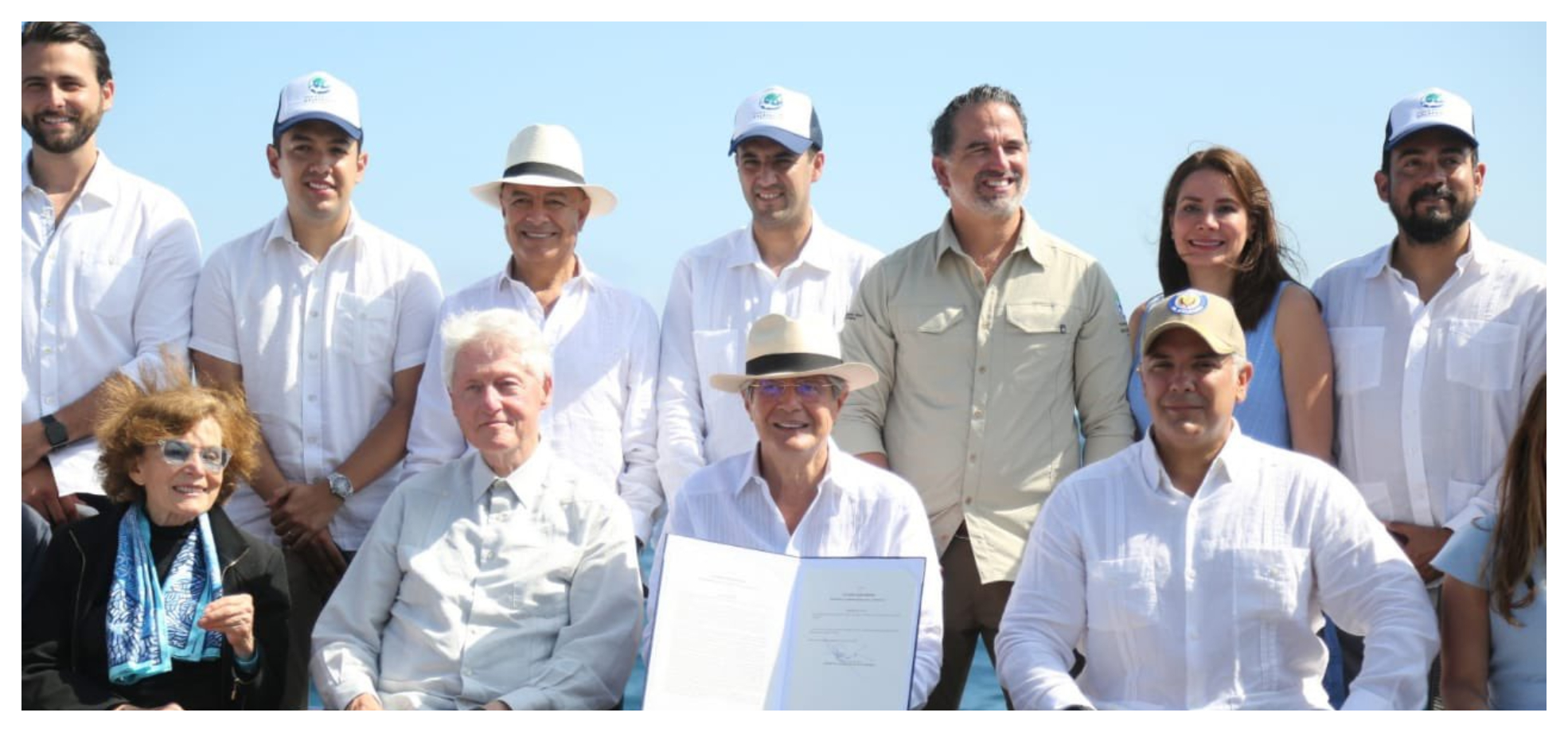 Lasso firma ampliación de la reserva marina en Galápagos