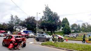 ACCIDENTE AUTOMOVILÍSTICO EN AV. SIMÓN BOLÍVAR Y AUTOPISTA RUMIÑAHUI DEJA DOS HERIDOS