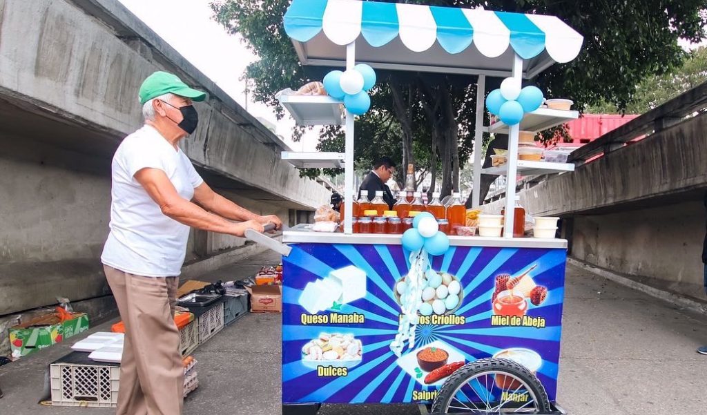 Don Mauro y Rosita recibieron la esperanza en forma de carretilla en Guayaquil